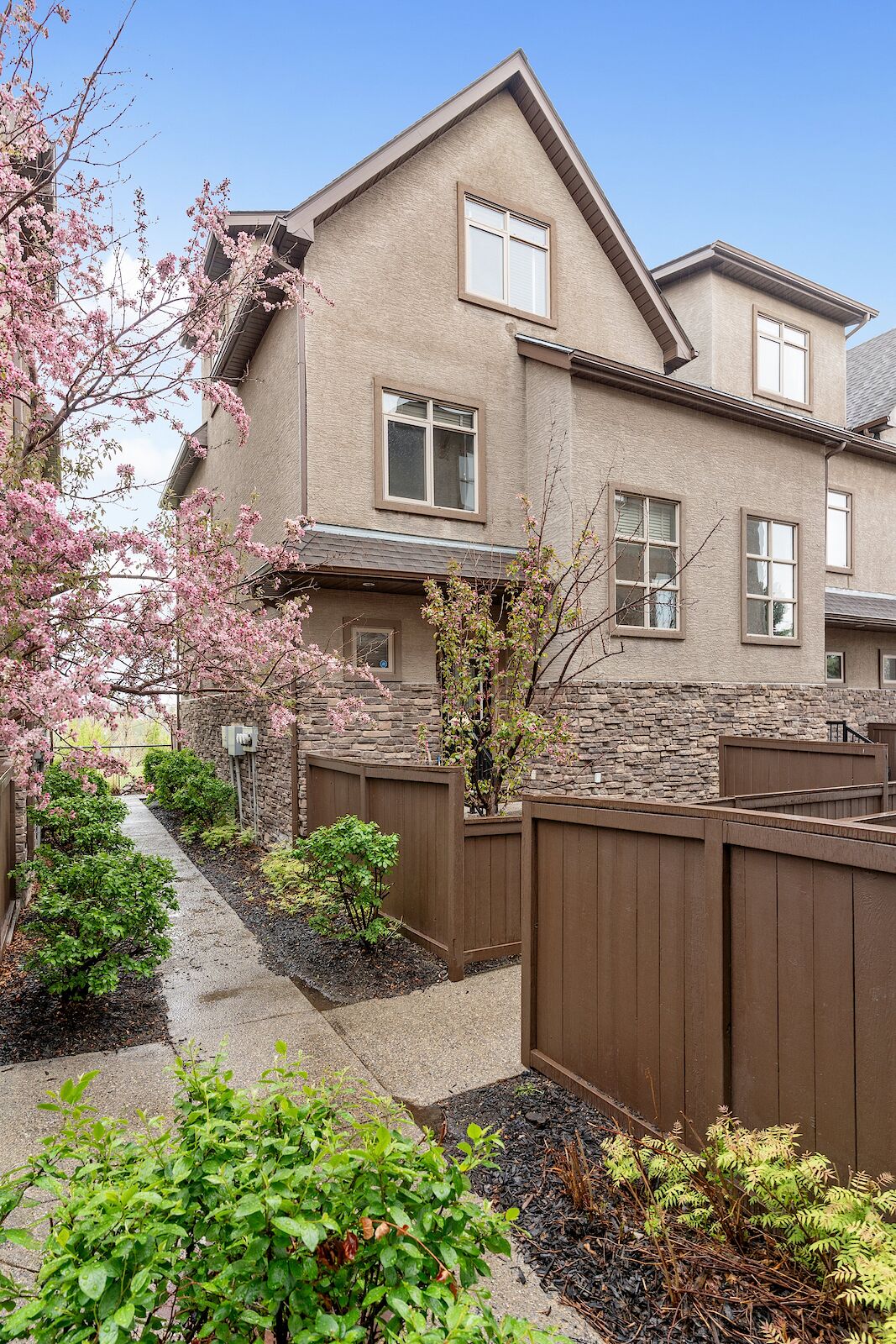 Calgary 3 + Den bedrooms Townhouse for rent. Property photo: 647505-1