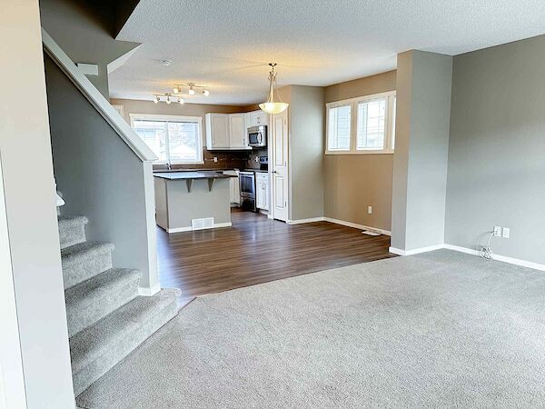 Calgary 4 bedrooms Duplex for rent. Property photo: 647685-2