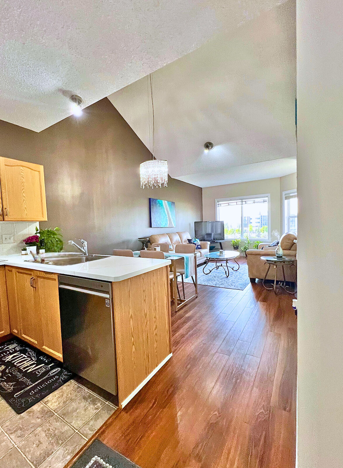 Calgary 2 bedrooms Condo Unit for rent. Property photo: 647778-1