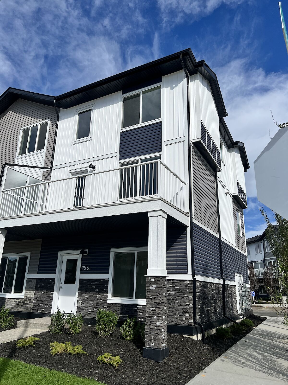 Calgary 4 bedrooms Townhouse for rent. Property photo: 647881-1