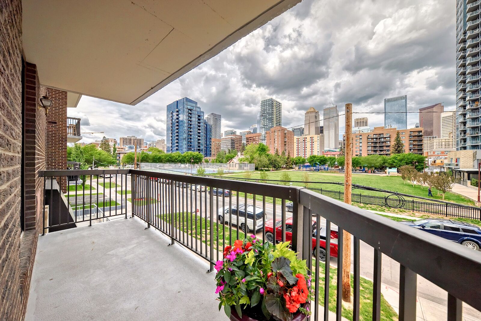 Calgary 2 + Den bedrooms Condo Unit for rent. Property photo: 648004-1