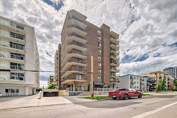 Calgary 2 + Den bedrooms Condo Unit for rent. Property photo: 648004-2