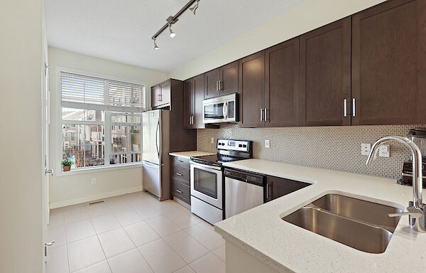 Calgary 2 + Den bedrooms Townhouse for rent. Property photo: 648084-3
