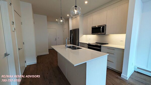 Chestermere 2 bedrooms Condo Unit for rent. Property photo: 648642-2