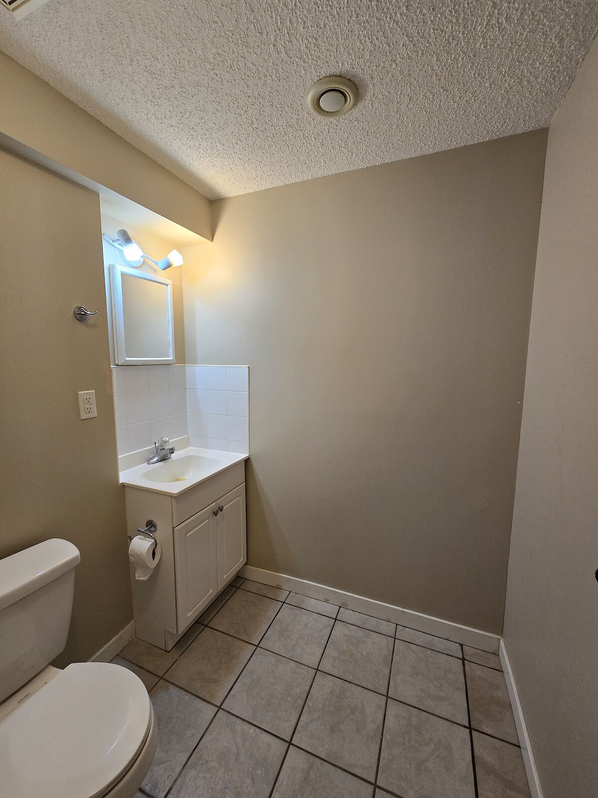 Calgary 2 bedrooms Basement for rent. Property photo: 648843-1