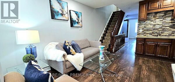 Toronto 3 bedrooms Townhouse for rent. Property photo: 649297-3