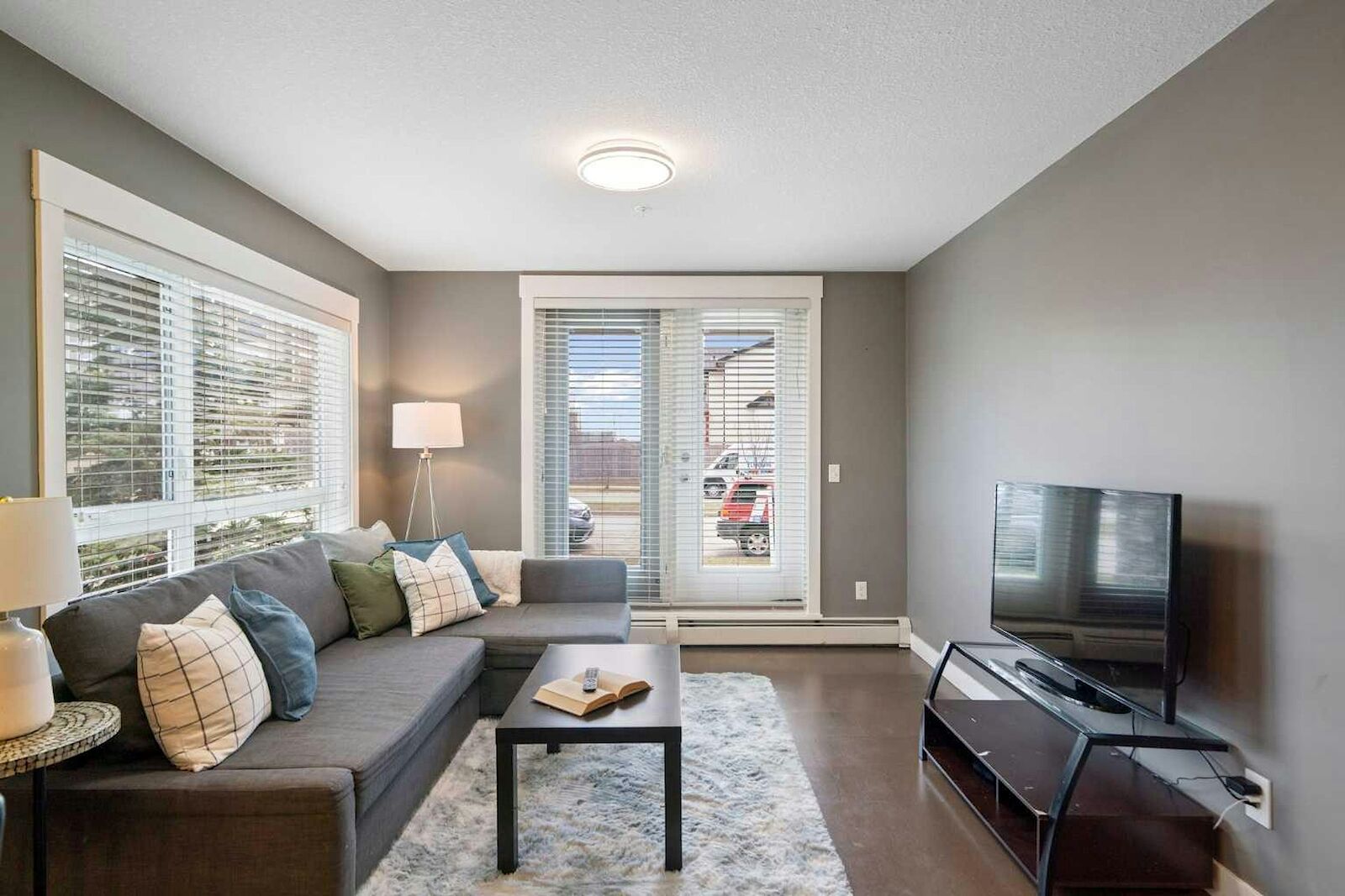 Calgary 2 + Den bedrooms Condo Unit for rent. Property photo: 649321-1