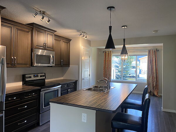 Cochrane 3 bedrooms Main Floor for rent. Property photo: 659870-2