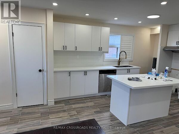 Toronto 4 bedrooms House for rent. Property photo: 667887-2