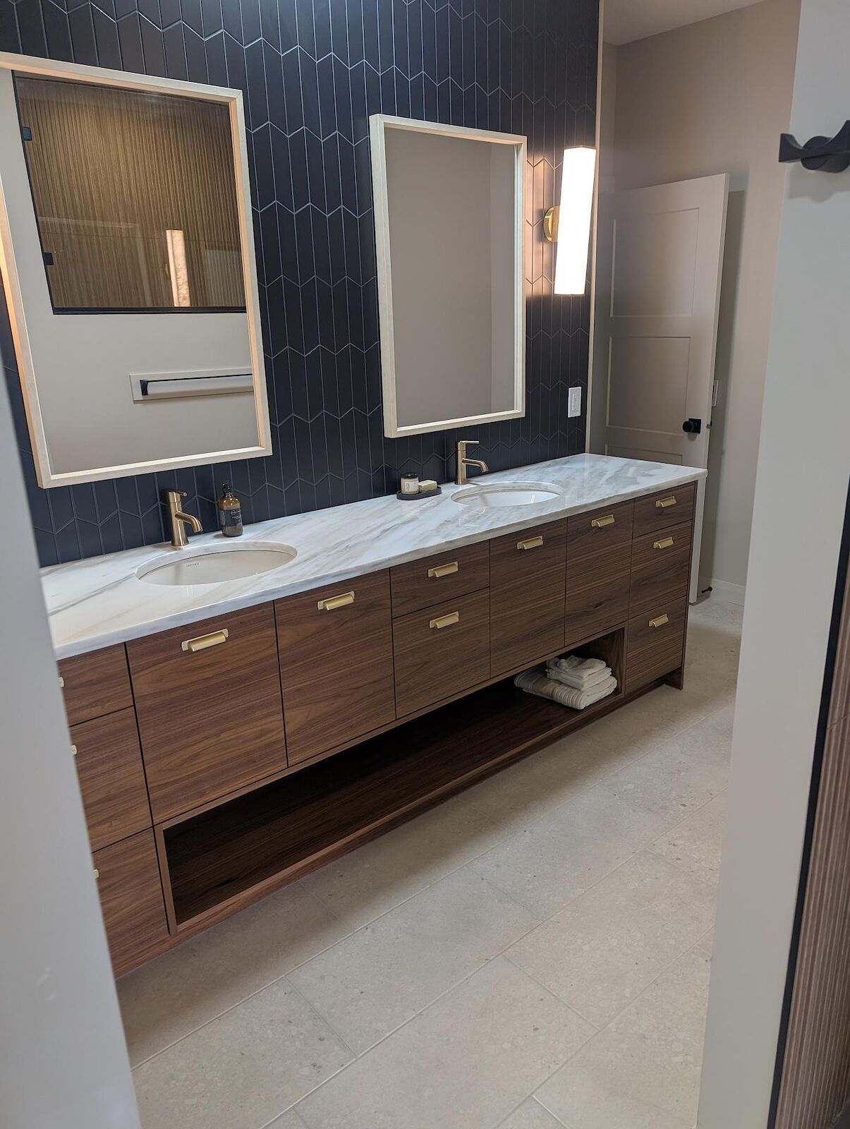 Lyalta 2 bedrooms Main Floor for rent. Property photo: 668472-1