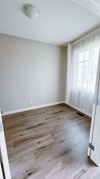 Calgary 3 + Den bedrooms Main Floor for rent. Property photo: 672788-3