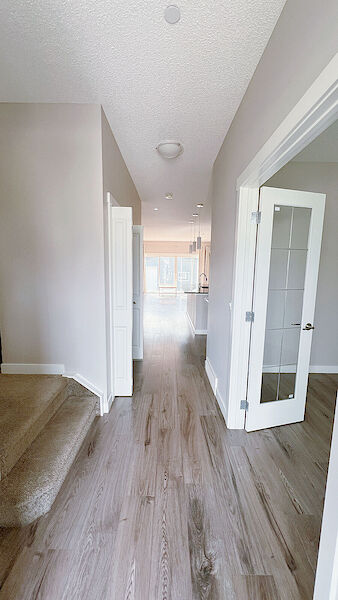 Calgary 3 + Den bedrooms Main Floor for rent. Property photo: 672788-2