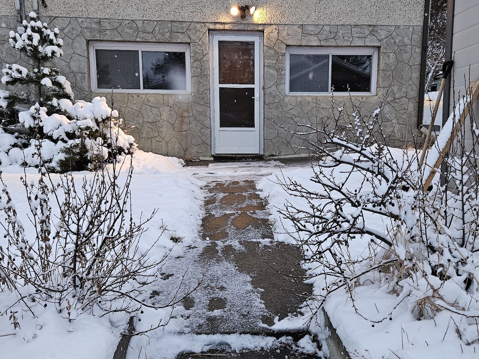 Calgary 2 bedrooms Main Floor for rent. Property photo: 67354-1