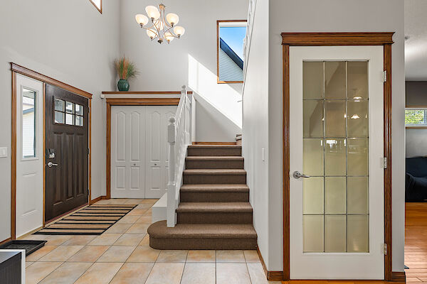 Chestermere 5 bedrooms House for rent. Property photo: 679322-3