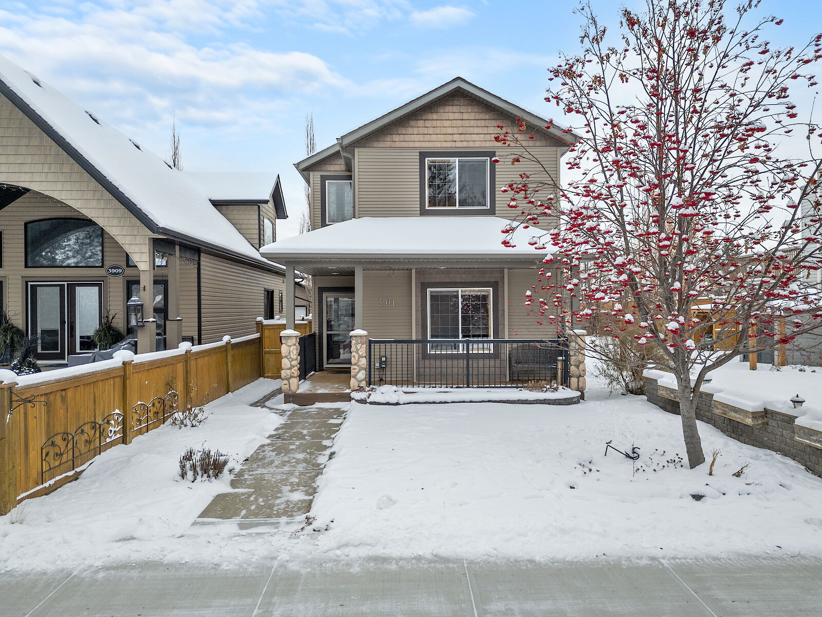 Sylvan Lake 4 bedrooms House for rent. Property photo: 679490-1