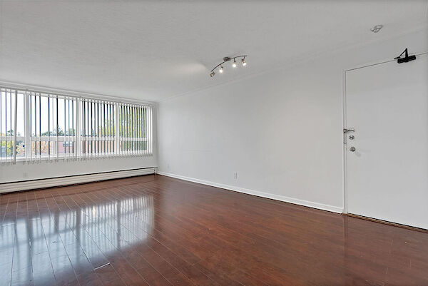 Toronto 3 bedrooms Condo Unit for rent. Property photo: 679633-2