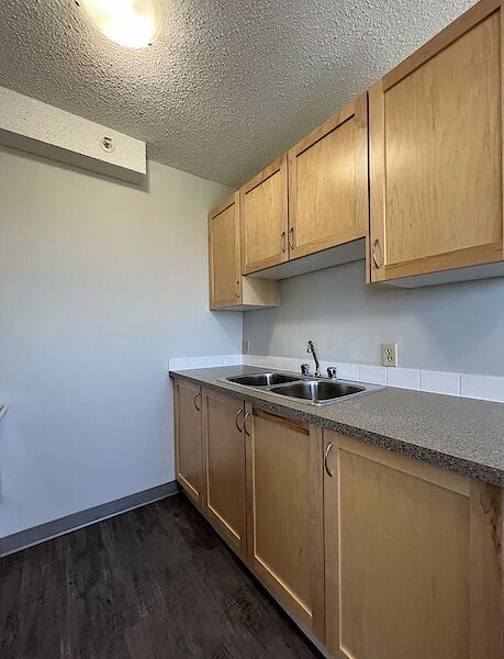 Calgary 2 + Den bedrooms Condo Unit for rent. Property photo: 679683-3