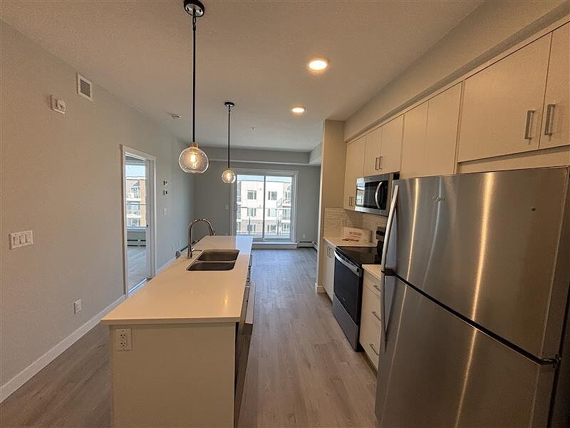 Calgary 1 bedroom Condo Unit for rent. Property photo: 679864-1