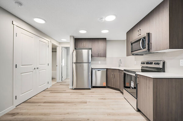 Calgary 4 bedrooms Basement for rent. Property photo: 680143-2