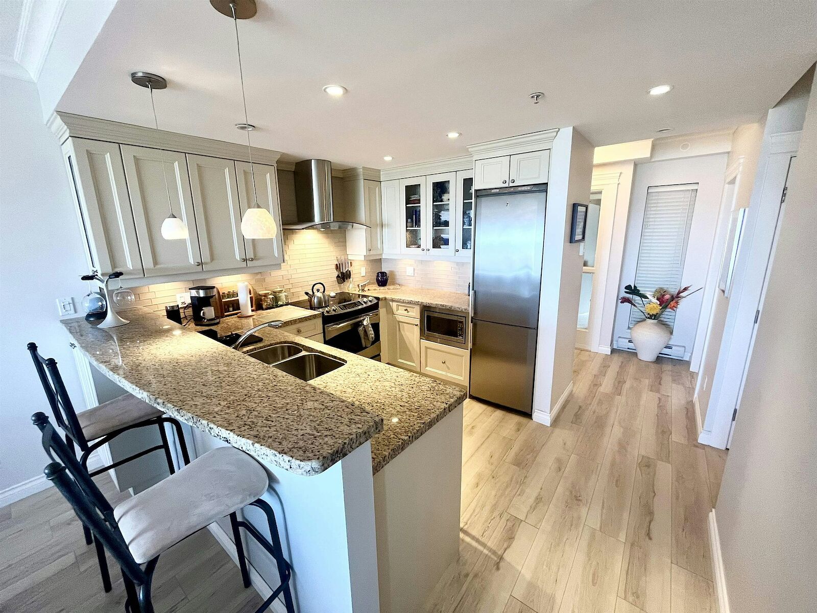 Delta 2 bedrooms Condo Unit for rent. Property photo: 680281-1