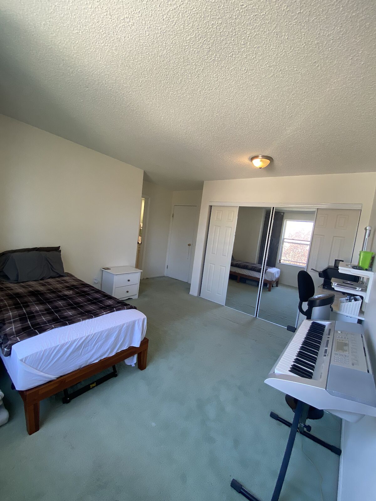 Calgary 1 bedroom Room For Rent for rent. Property photo: 680390-1