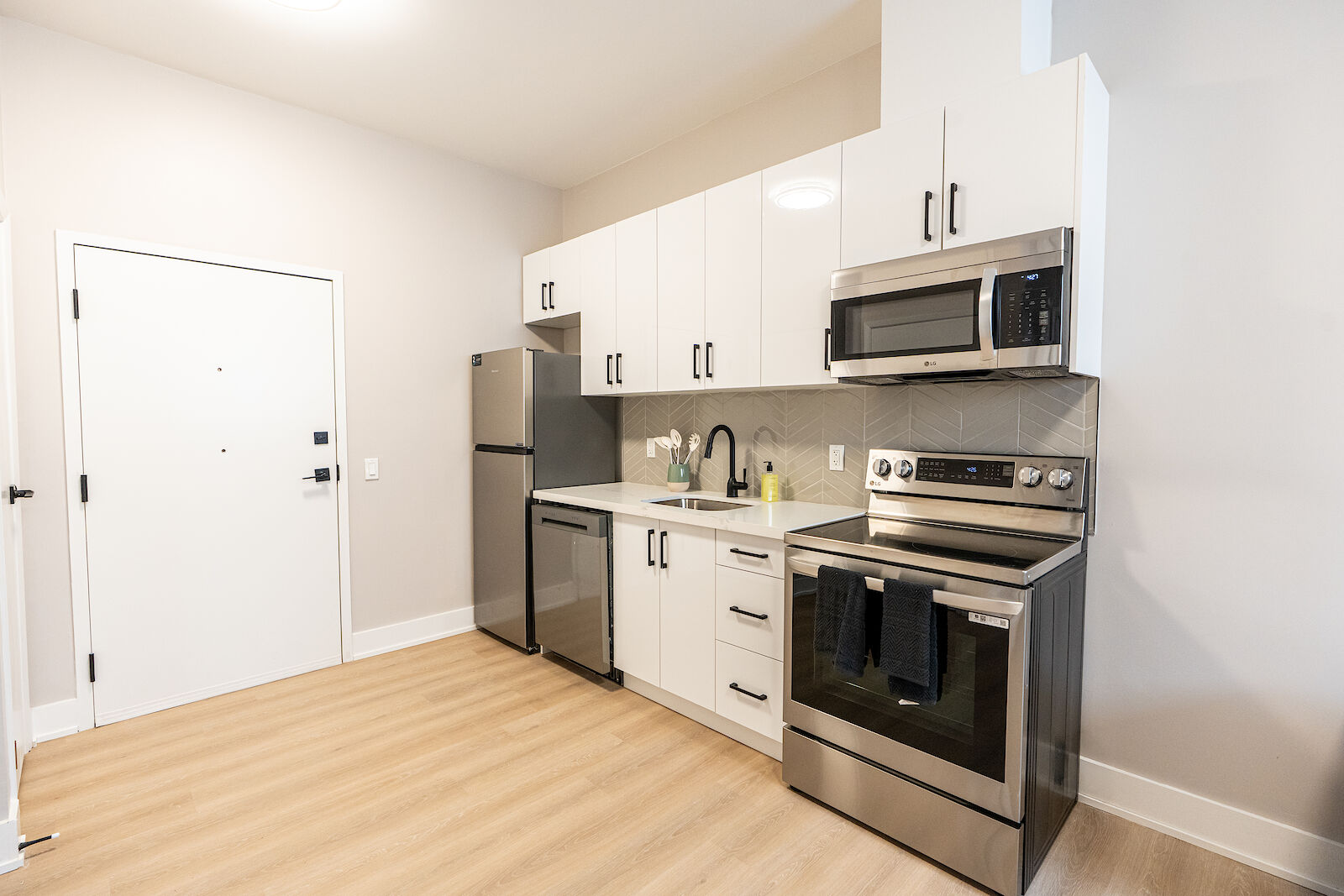 Calgary bachelor bedrooms Apartment for rent. Property photo: 680477-1