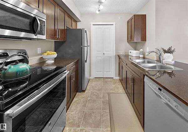 Edmonton 2 bedrooms Condo Unit for rent. Property photo: 680790-2