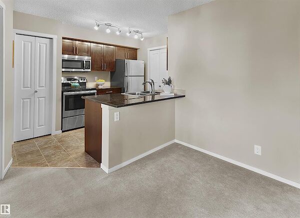 Edmonton 2 bedrooms Condo Unit for rent. Property photo: 680790-3