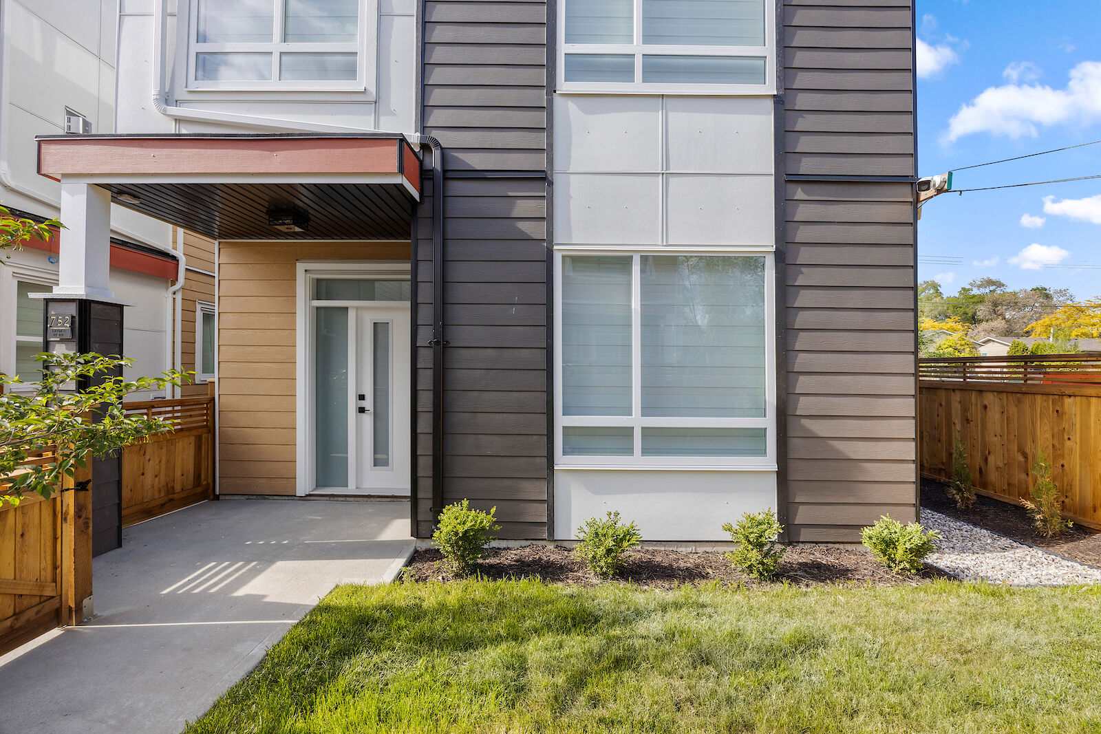 Kelowna 4 bedrooms Townhouse for rent. Property photo: 681393-1