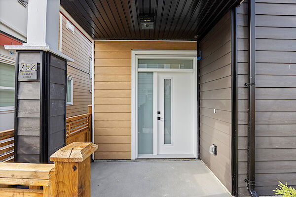 Kelowna 4 bedrooms Townhouse for rent. Property photo: 681393-2