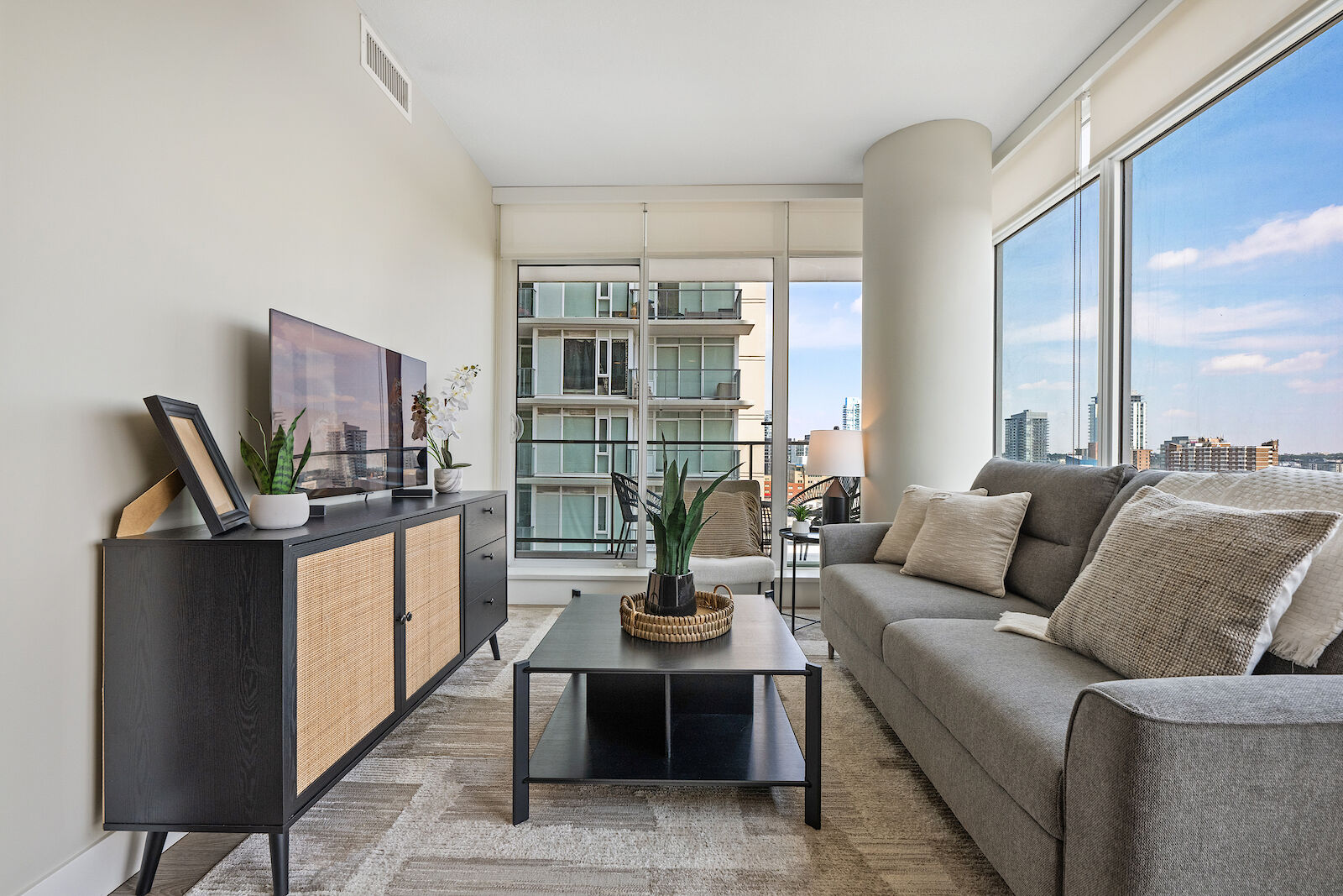 Calgary 2 bedrooms Condo Unit for rent. Property photo: 681629-1