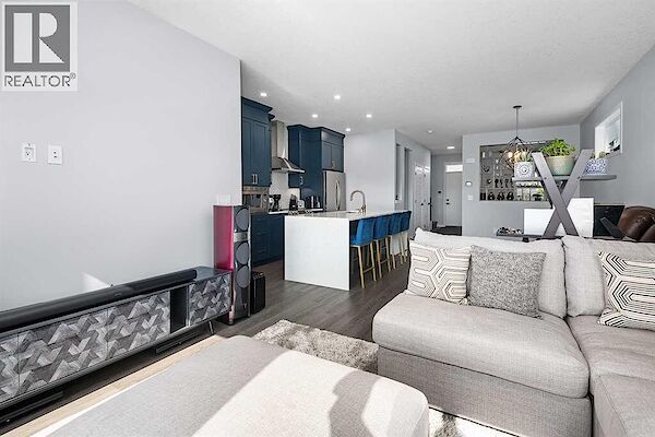 Calgary 3 + Den bedrooms Main Floor for rent. Property photo: 681903-2