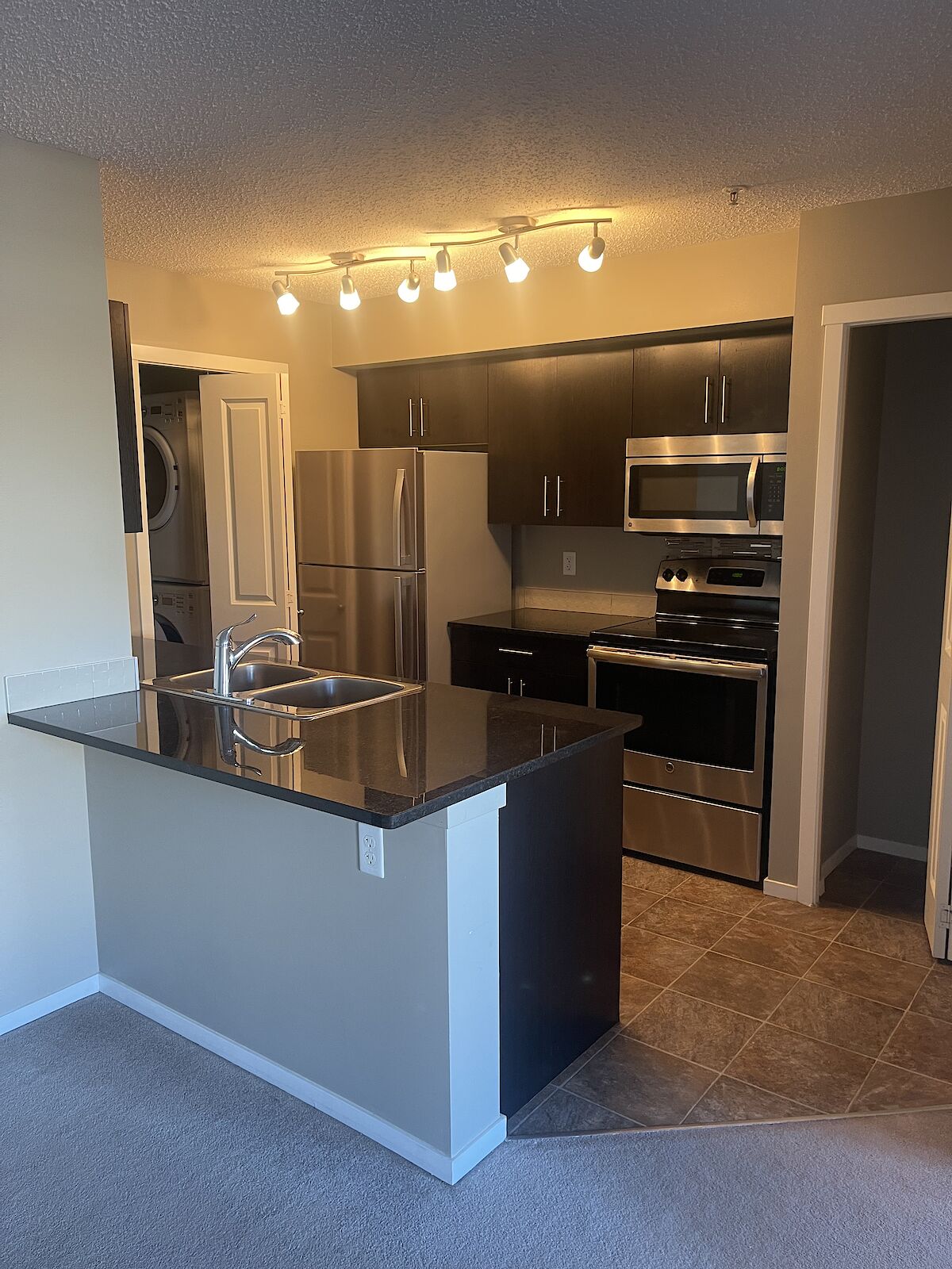 Edmonton 2 bedrooms Apartment for rent. Property photo: 681943-1