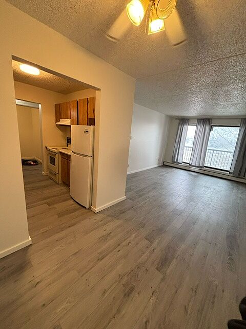 Strathmore 2 bedrooms Condo Unit for rent. Property photo: 682054-1