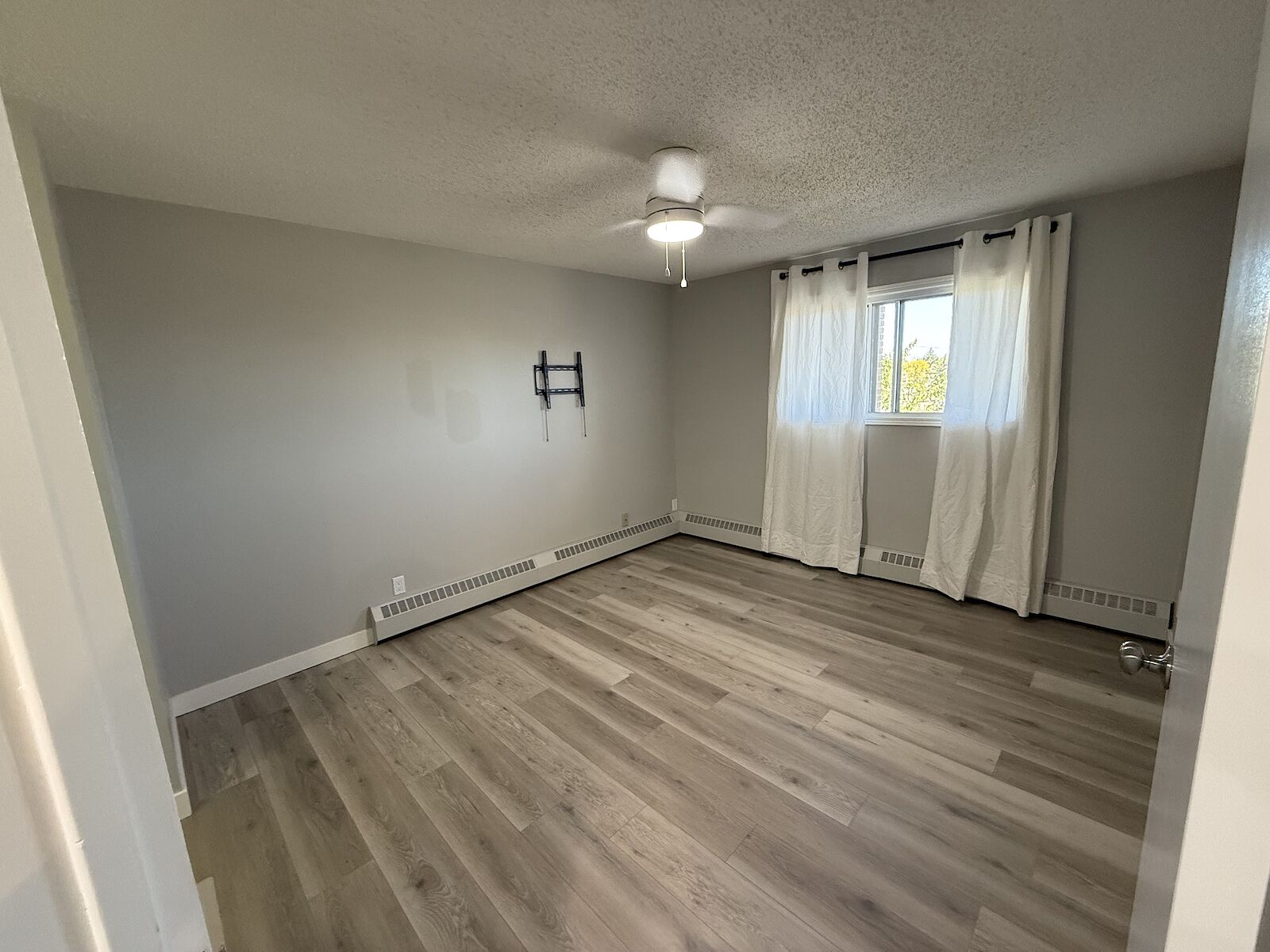 Edmonton 2 bedrooms Condo Unit for rent. Property photo: 682120-1