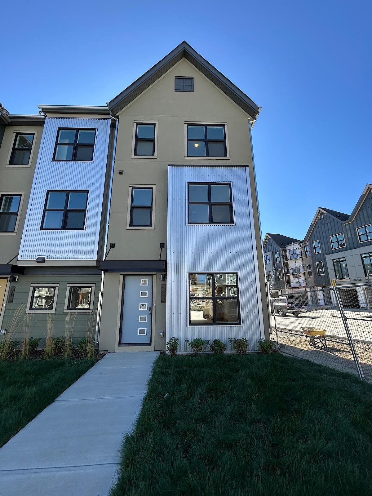 Calgary 3 bedrooms Townhouse for rent. Property photo: 682127-1