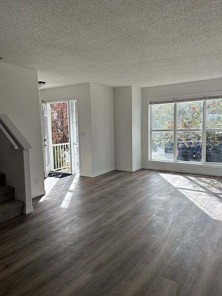 Calgary 4 bedrooms House for rent. Property photo: 682394-3