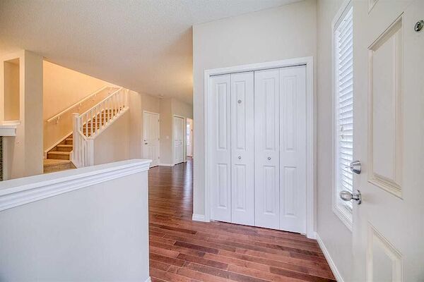 Calgary 4 bedrooms House for rent. Property photo: 682416-2