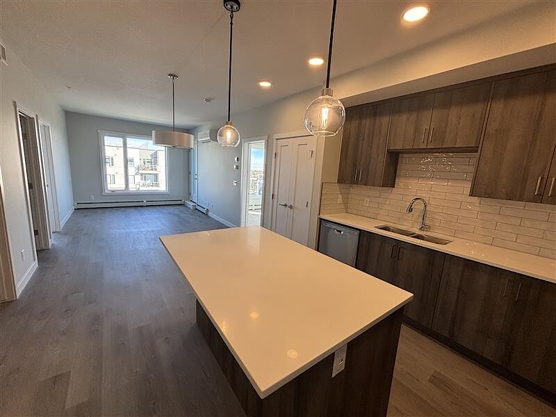 Calgary 3 bedrooms Condo Unit for rent. Property photo: 682515-1