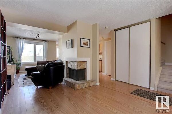 Edmonton 4 bedrooms Townhouse for rent. Property photo: 682896-3