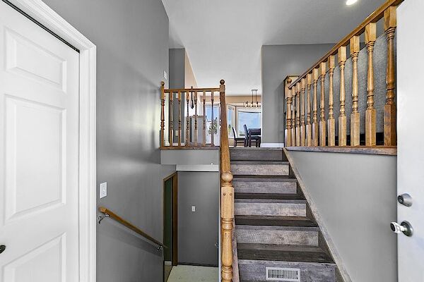 Camrose 6 bedrooms House for rent. Property photo: 683110-2