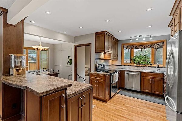 Calgary 5 bedrooms House for rent. Property photo: 683184-3