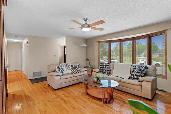 Calgary 5 bedrooms House for rent. Property photo: 683184-2