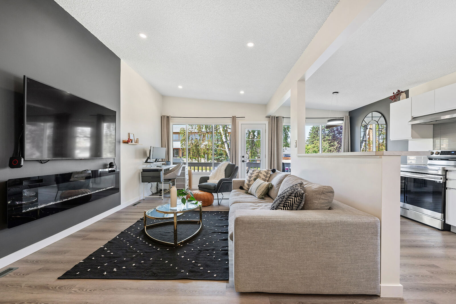 Calgary 2 bedrooms Duplex for rent. Property photo: 683937-1