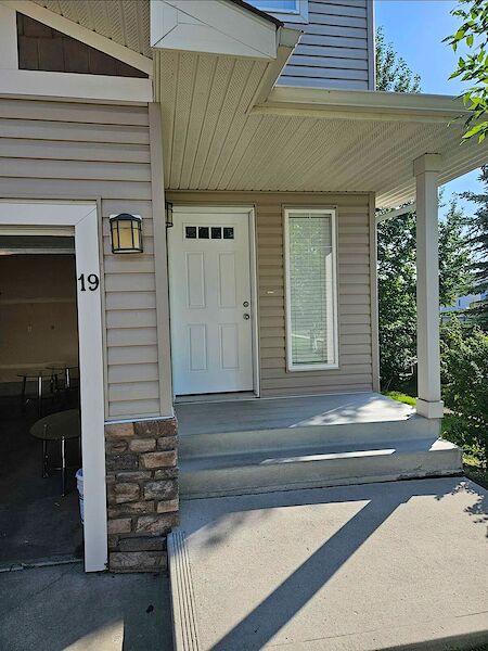 Edmonton 3 bedrooms Townhouse for rent. Property photo: 684065-2