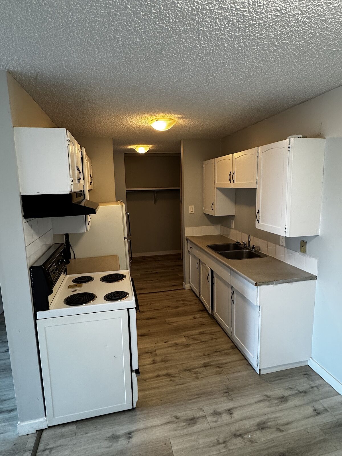 Edmonton 3 bedrooms Condo Unit for rent. Property photo: 684077-1