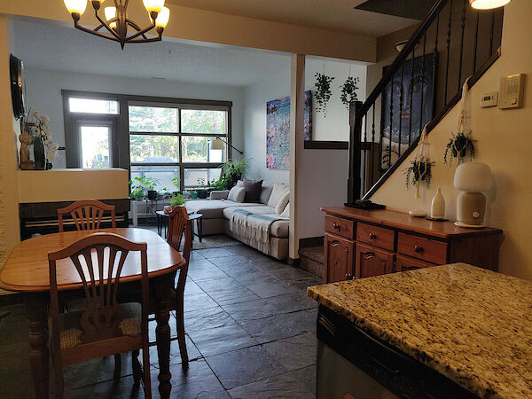 Calgary 2 bedrooms Condo Unit for rent. Property photo: 684190-2