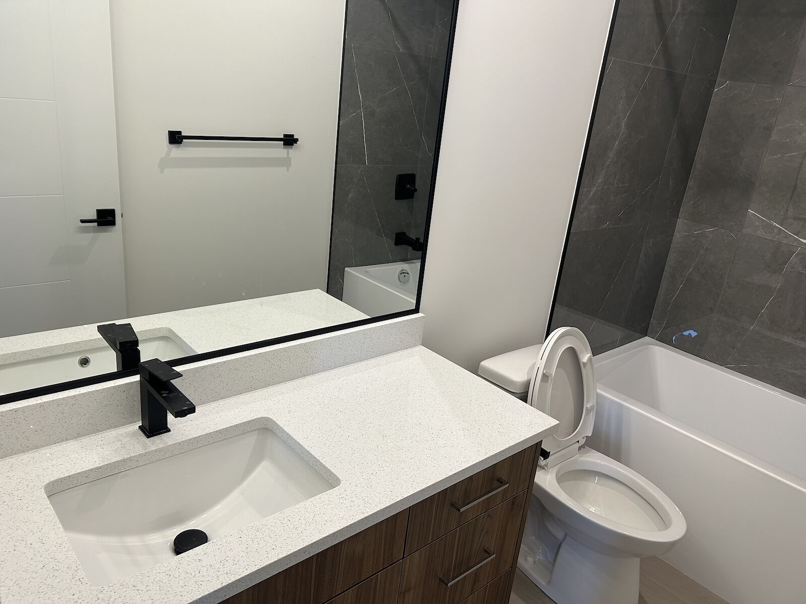 Edmonton 2 bedrooms Garage Suite for rent. Property photo: 684236-1