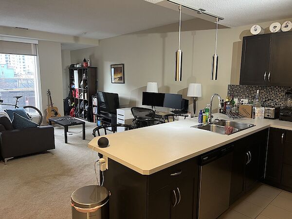 Calgary 1 bedroom Condo Unit for rent. Property photo: 684351-2