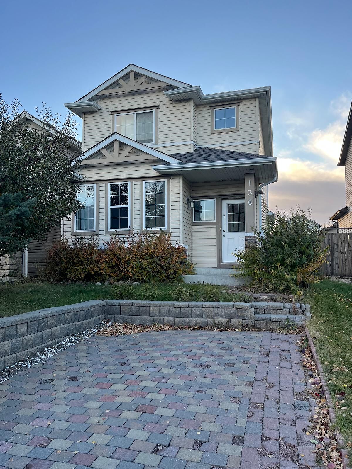 Calgary 4 bedrooms House for rent. Property photo: 684538-1